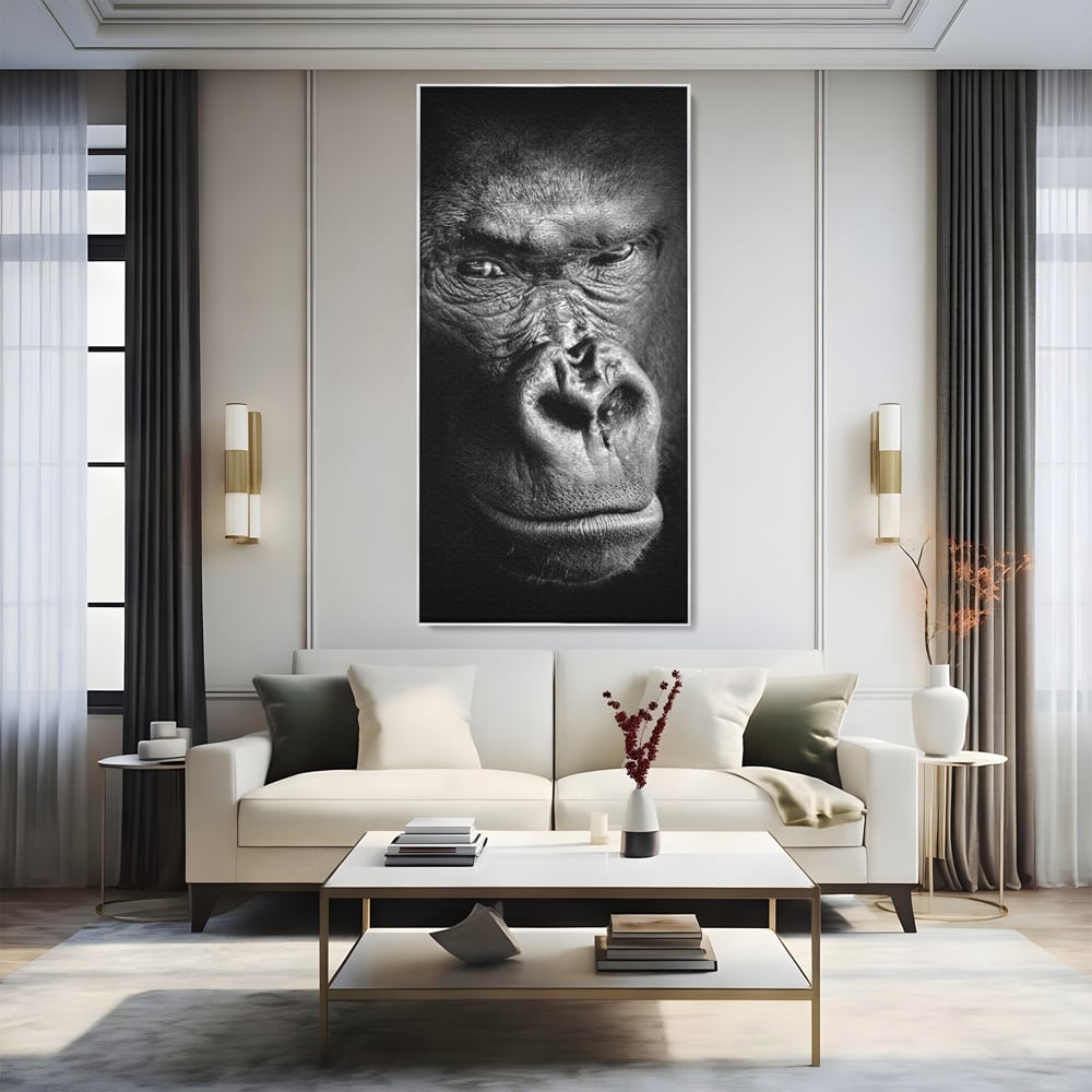 Tablou canvas cu tablou canvas cu portret de gorila, in rama de aluminiu argintiu, pe perete intr-un living